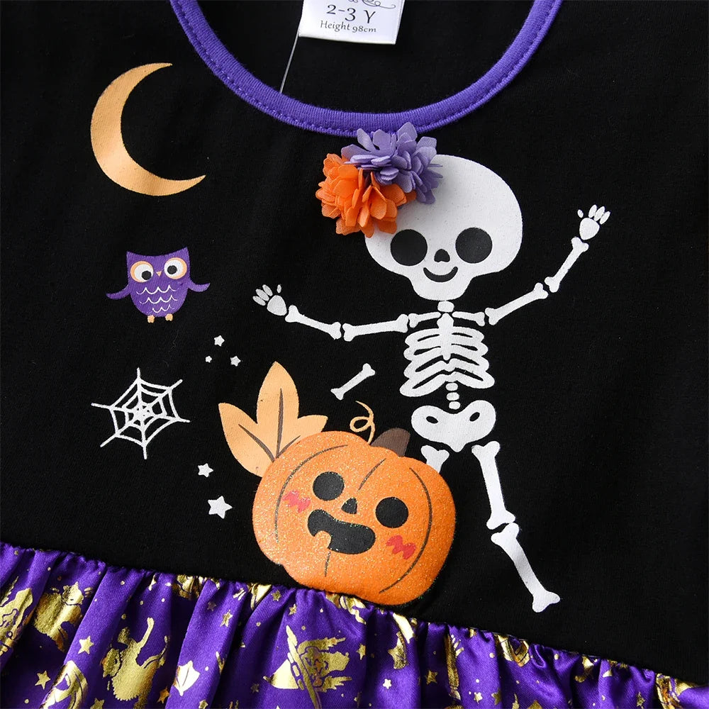 Détail de l'imprimé squelette et citrouille de la robe Halloween