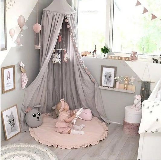 Tapis d'éveil rond rose à volants dans une chambre d'enfant