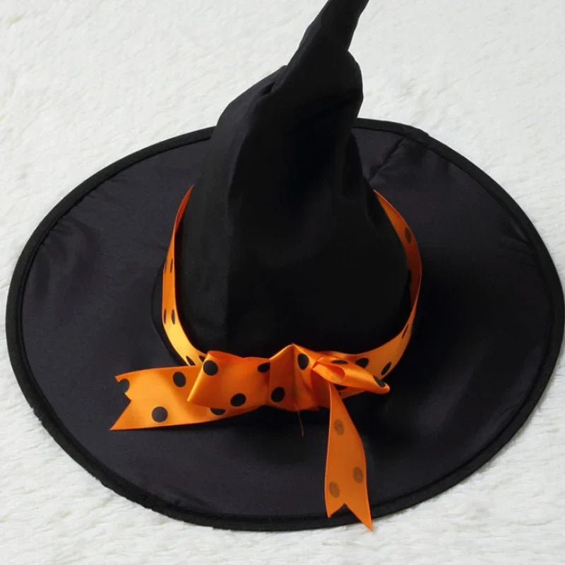 Chapeau de sorcière noir avec nœud à pois orange, gros plan