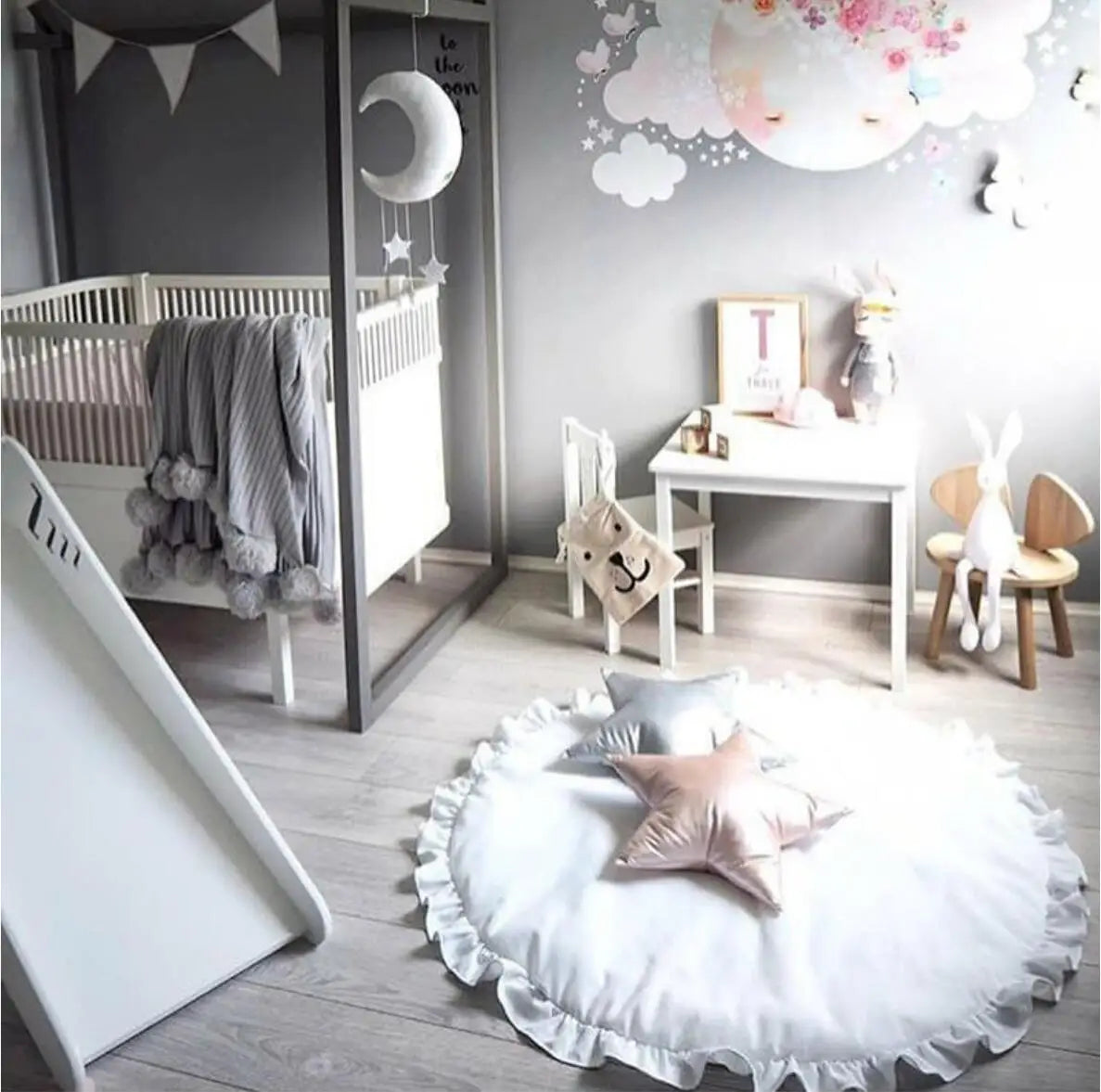 Tapis d'éveil rond blanc à volants dans une chambre d'enfant