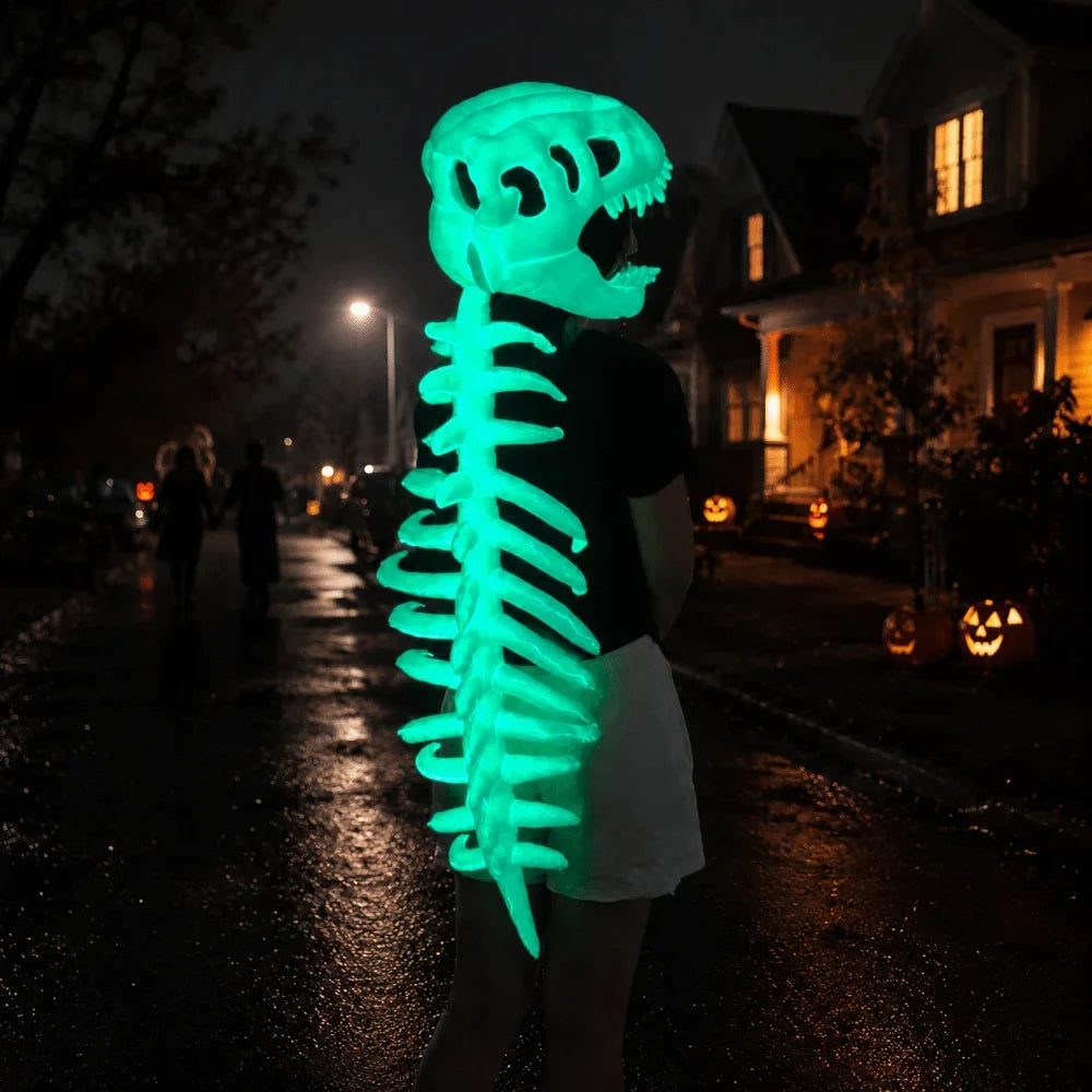 Costume squelette de dinosaure qui brille dans le noir, en extérieur le soir d'Halloween