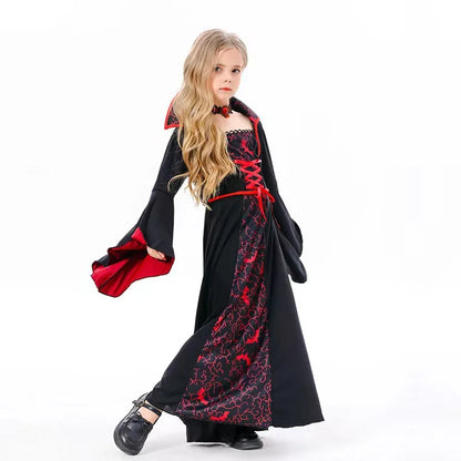 Fillette portant la robe de reine vampire avec collier, vue de côté