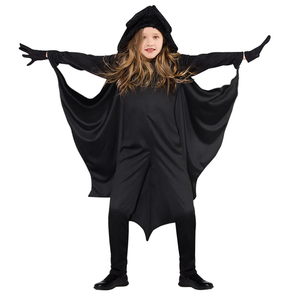 Enfant portant le costume chauve-souris à cape ailée et capuche noire