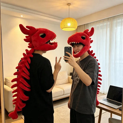 Deux personnes portant la coiffe peluche squelette de dinosaure rouge