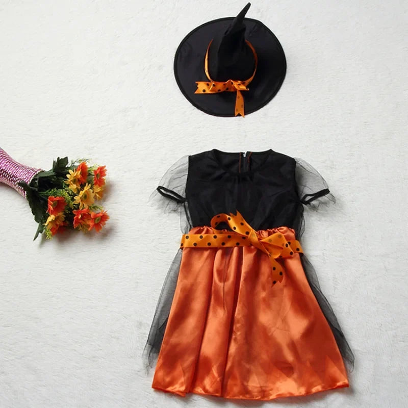 Robe de sorcière orange et noir avec son chapeau assorti, posée à plat
