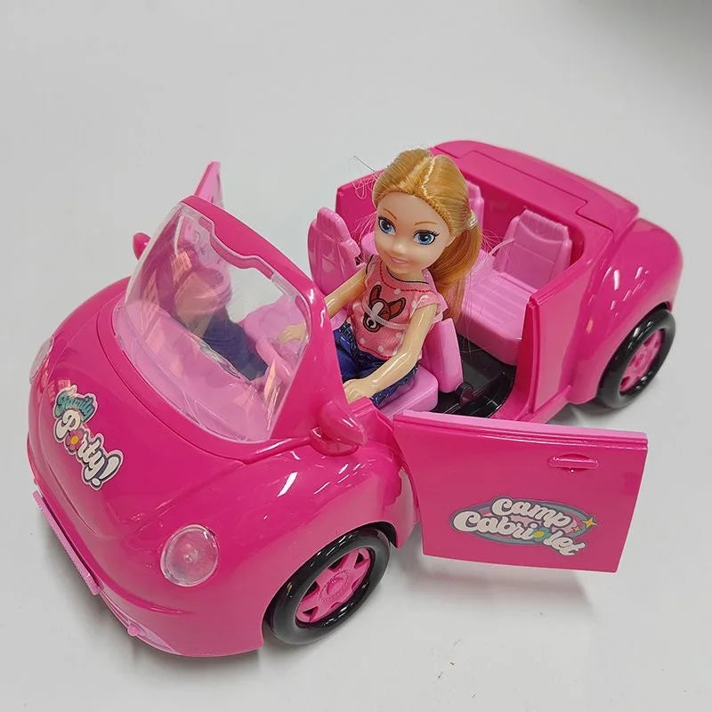 Enfant jouant avec le coffret voiture décapotable