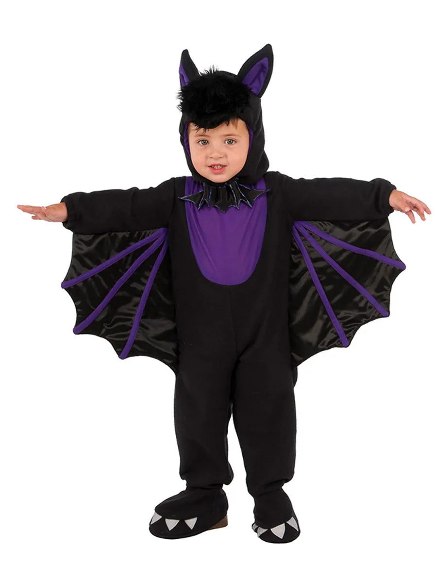 Tout-petit portant la combinaison chauve-souris violette et noire à capuche et pattes griffues