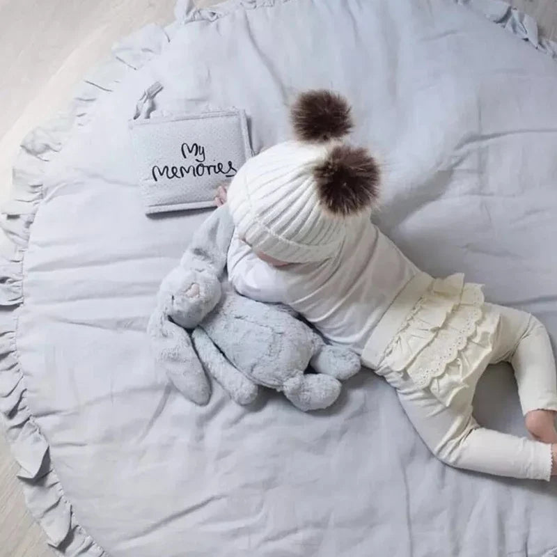 Tapis d'éveil rond gris avec bébé en train de ramper