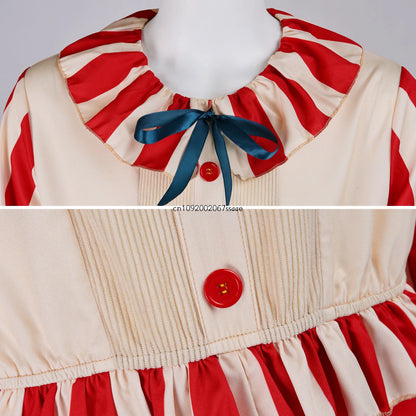 Costume clown vintage, détail du col à volants et des boutons