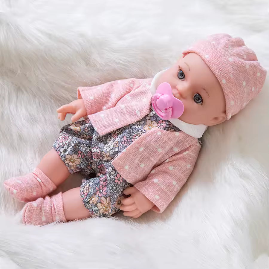 Poupée reborn 30 cm, gros plan sur le visage réaliste