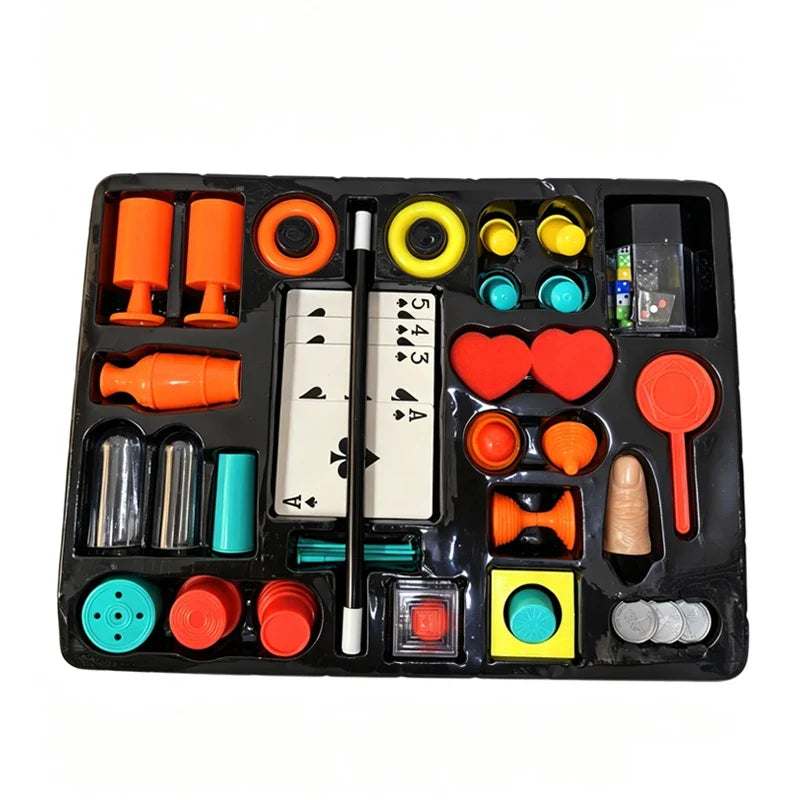 Accessoires du coffret de magie disposés : cartes, gobelets, anneaux, pièces et baguette