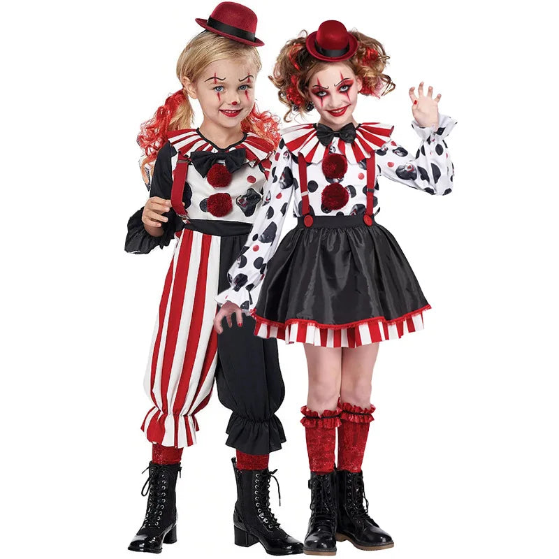 Deux fillettes portant des déguisements de clown, styles jupe et pantalon