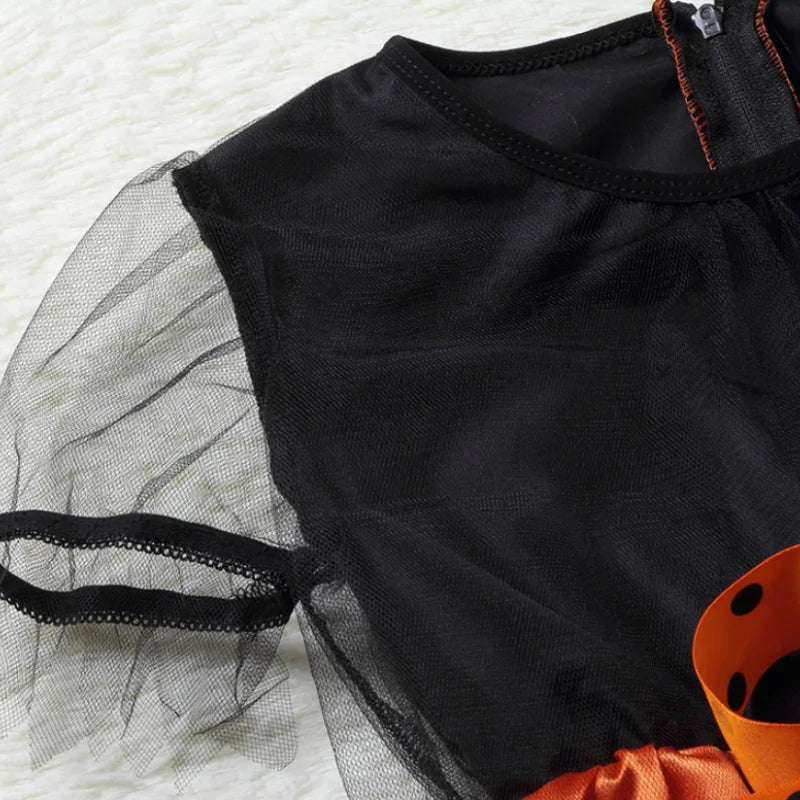 Gros plan sur la manche en tulle noir et le tissu du bustier de la robe de sorcière