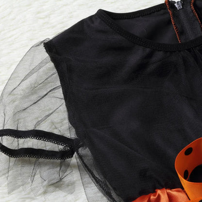 Gros plan sur la manche en tulle noir et le tissu du bustier de la robe de sorcière