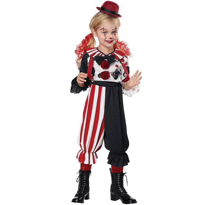 Fillette portant un déguisement de clown avec pantalon bouffant rayé