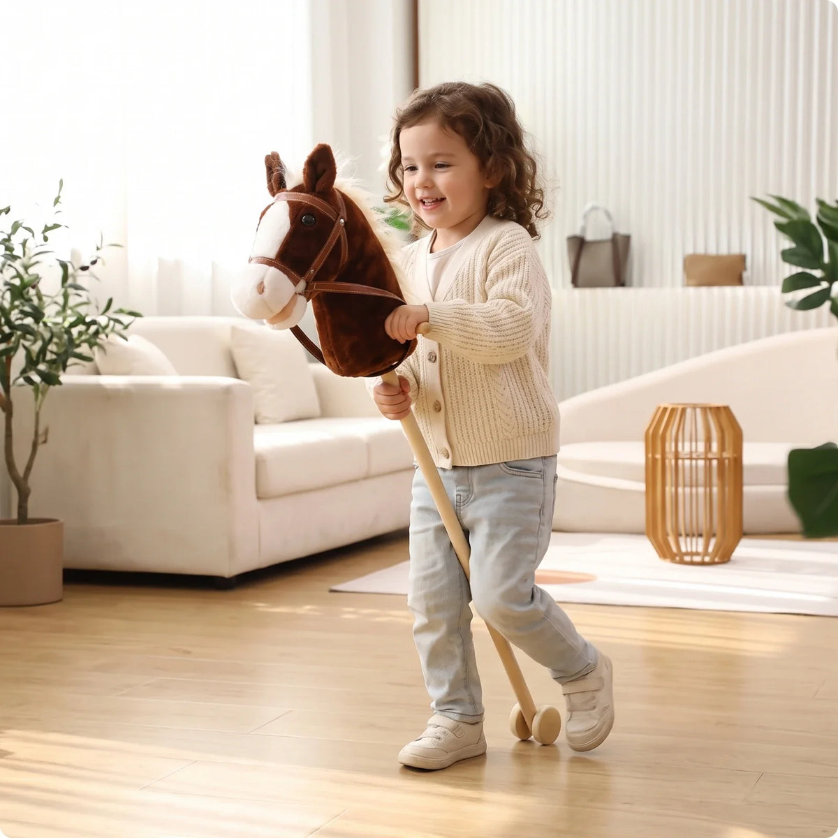 Enfant jouant avec un cheval à bâton en peluche marron foncé sur roulettes en bois