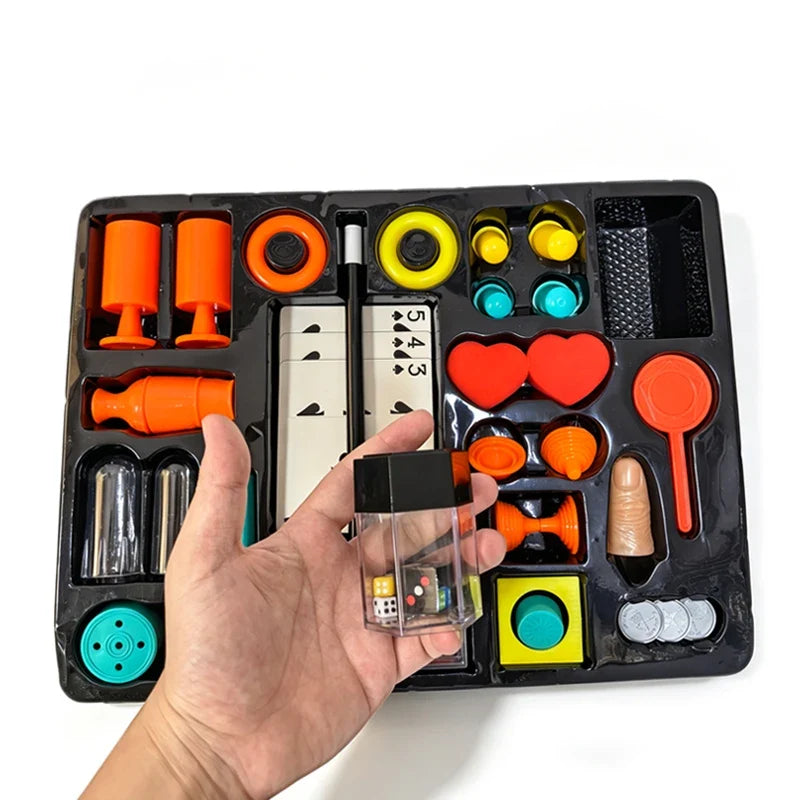 Main d'enfant tenant un accessoire du coffret de magie 36 tours