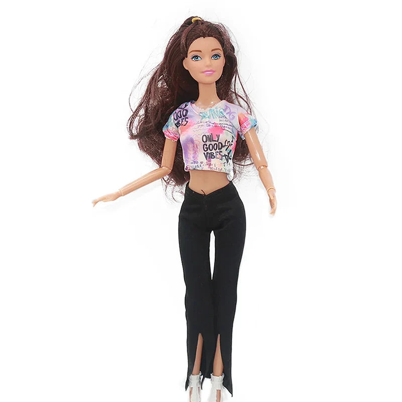 Poupée mannequin en tee fleuri et pantalon noir