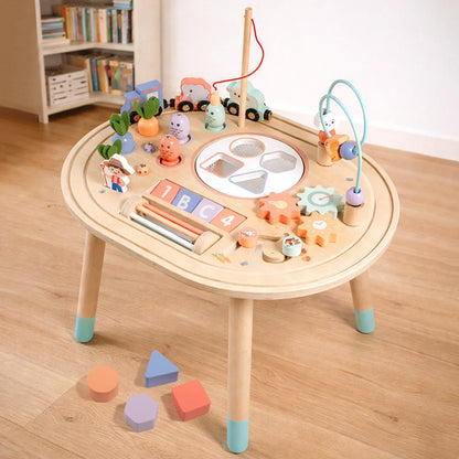 Table d'activités Montessori en bois installée dans une salle de jeux