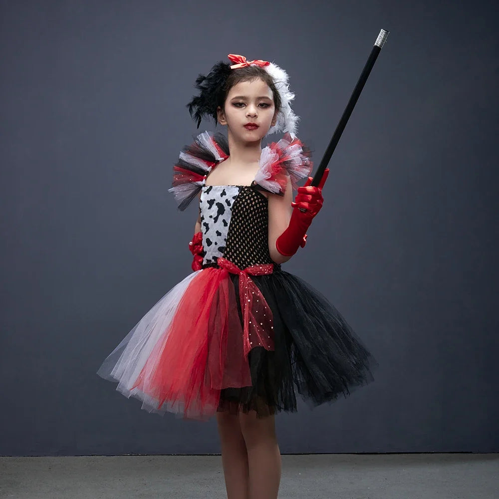 Fillette posant avec le headband à plumes noir et blanc et la canne décorative
