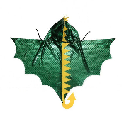 Cape dragon vert posée à plat, vue des ailes et de la queue à écailles