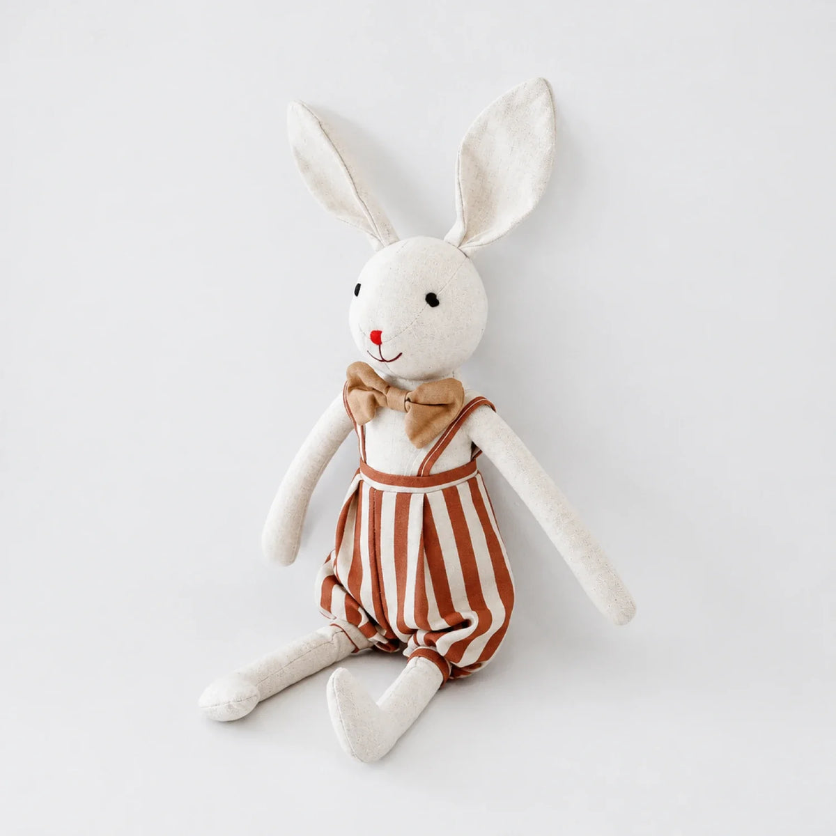 Peluche lapin en salopette rayée rouille, doudou doux pour enfants