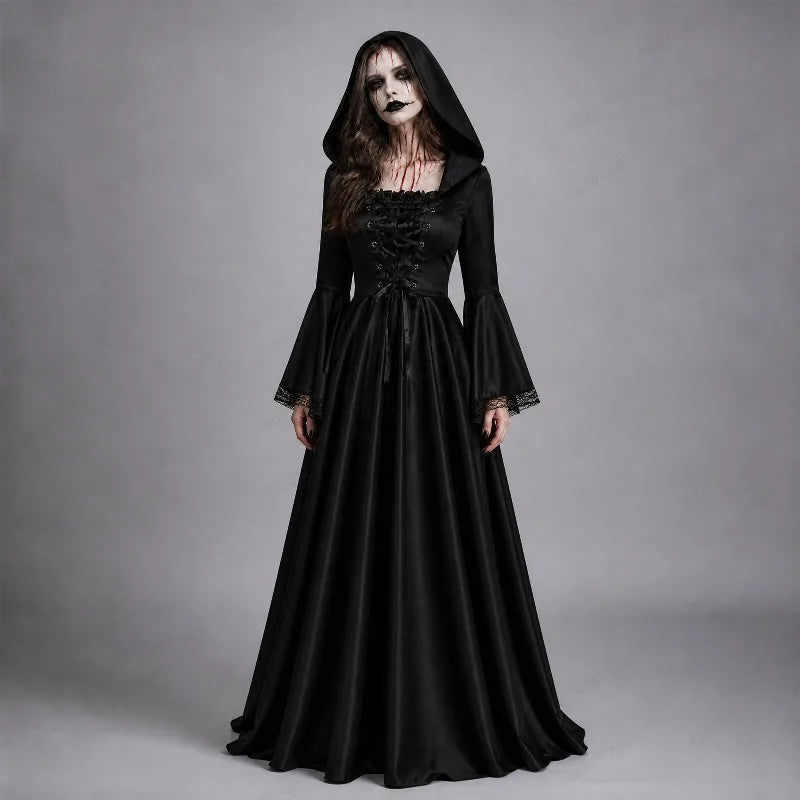 Robe de sorcière fantôme gothique noire portée, vue de face avec dentelle aux manches
