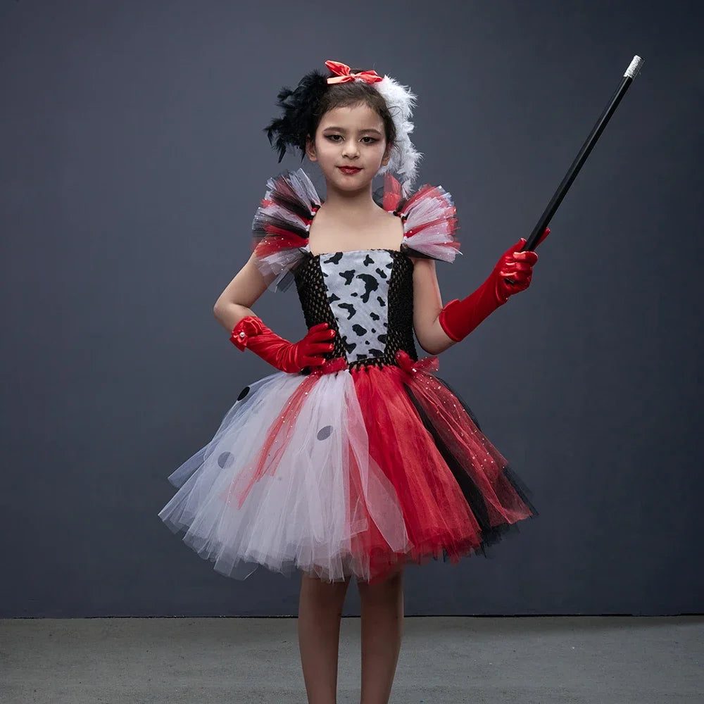 Vue de face de la robe tutu à taches avec jupe en tulle et liseré rouge