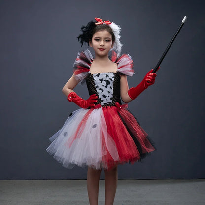 Vue de face de la robe tutu à taches avec jupe en tulle et liseré rouge