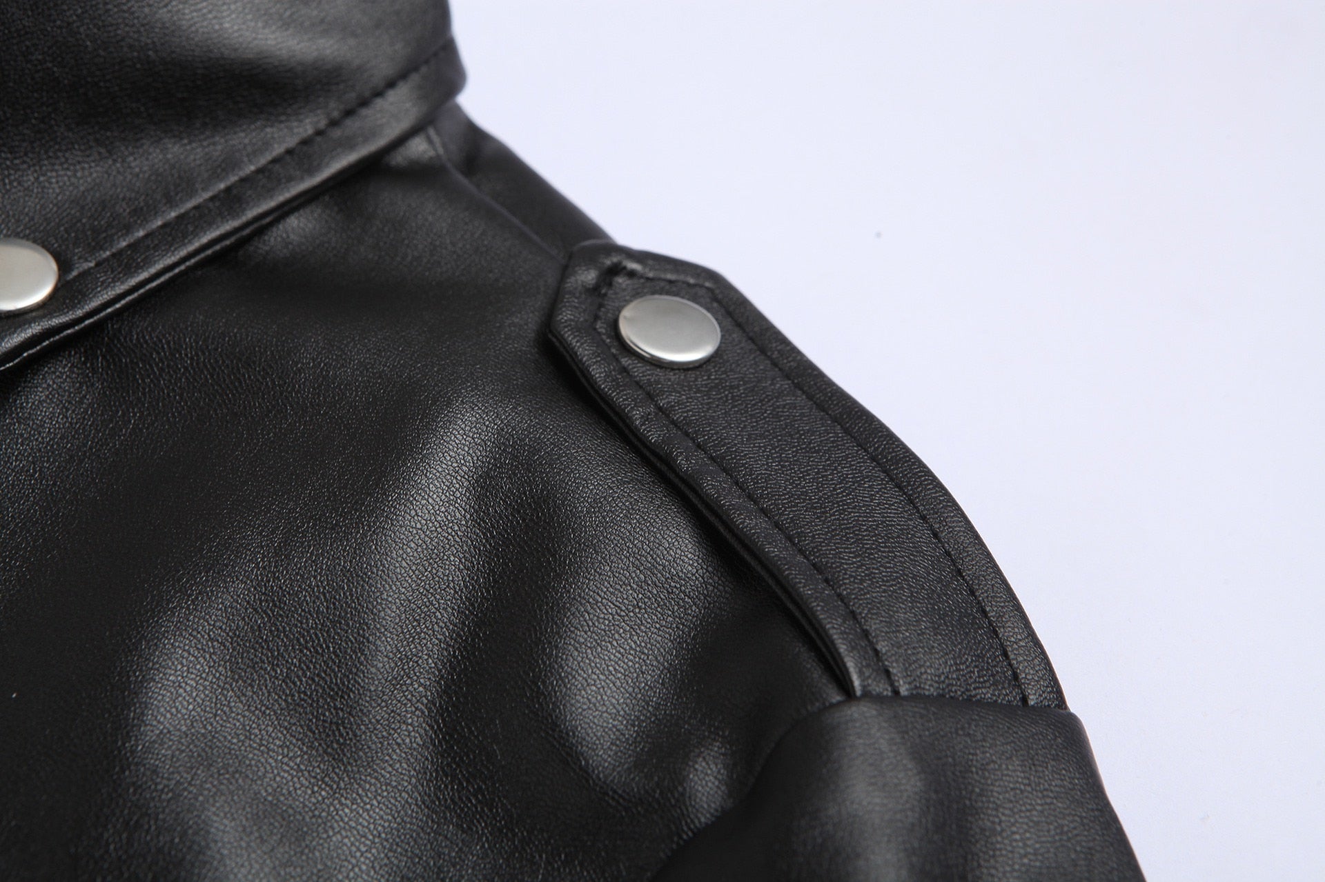 Veste motard homme similicuir noir, portée avec fermeture zippée