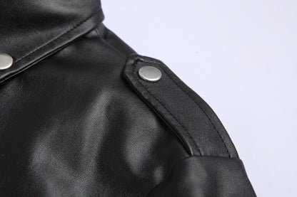 Veste motard homme similicuir noir, portée avec fermeture zippée