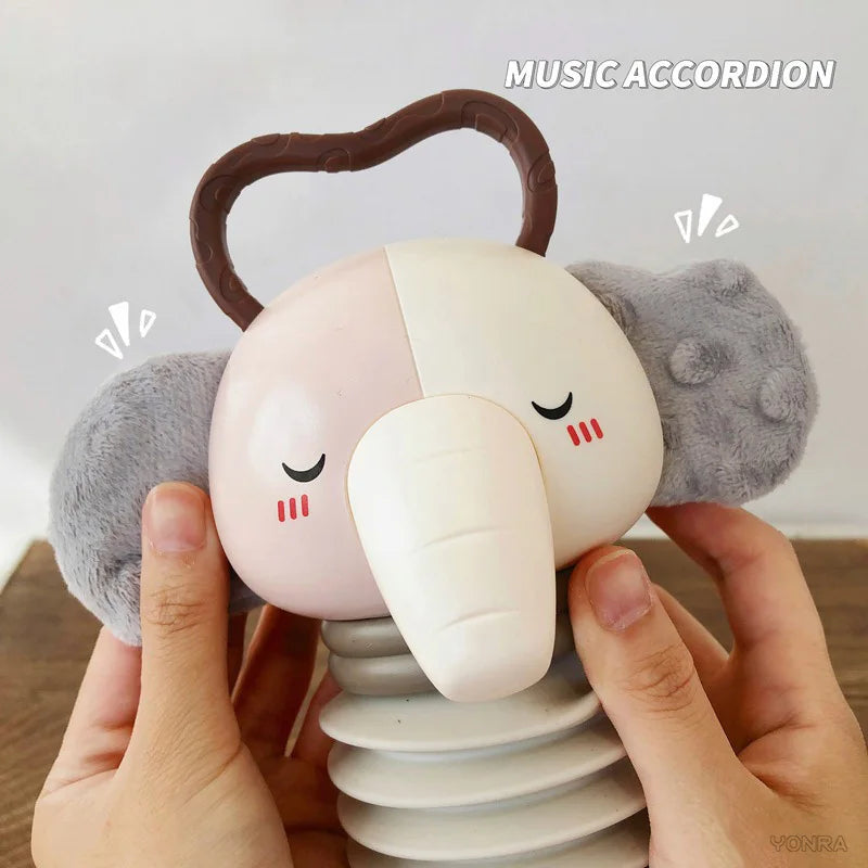 Bébé jouant avec l'accordéon hochet 2-en-1