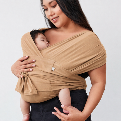 Écharpe de portage extensible coloris taupe, parent portant bébé