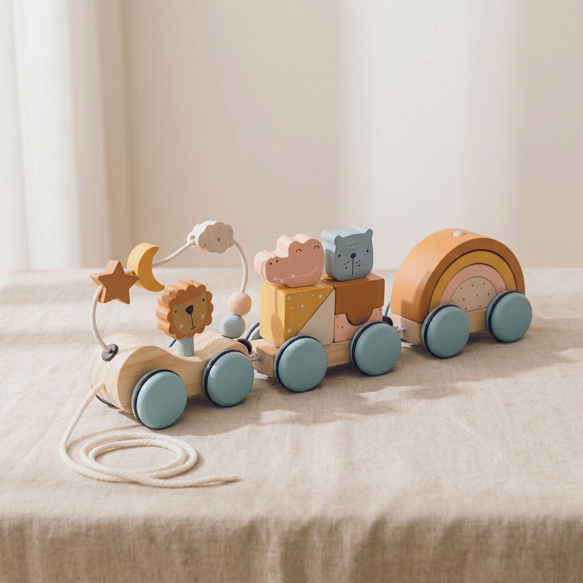 Train à tirer en bois Montessori en finition naturelle, vue de face