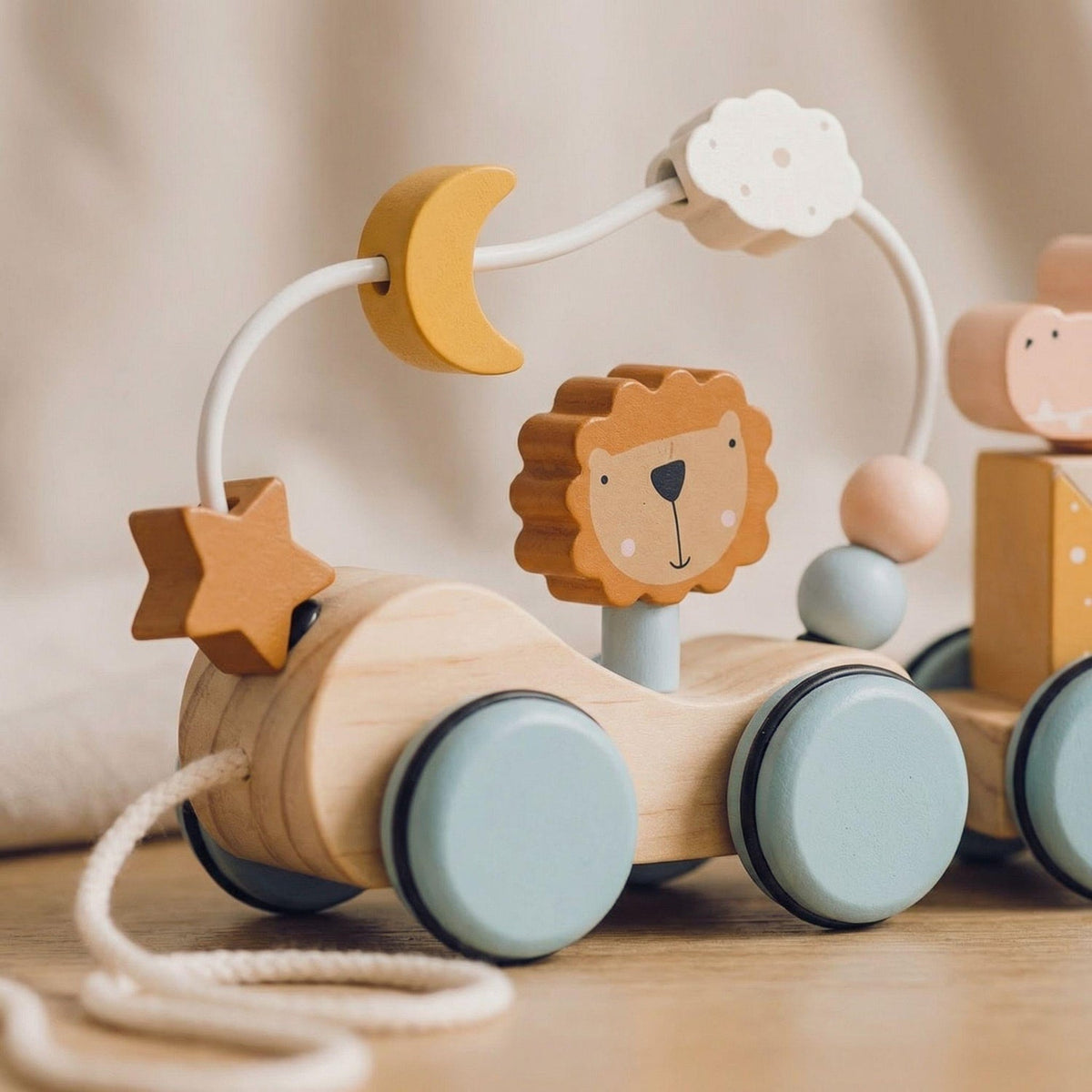 Train à tirer en bois avec sa longue cordelette en coton pour que les tout-petits le tirent