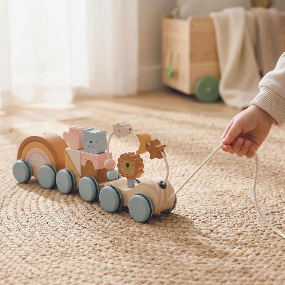 Tout-petit tirant le train en bois sur le sol pendant le jeu