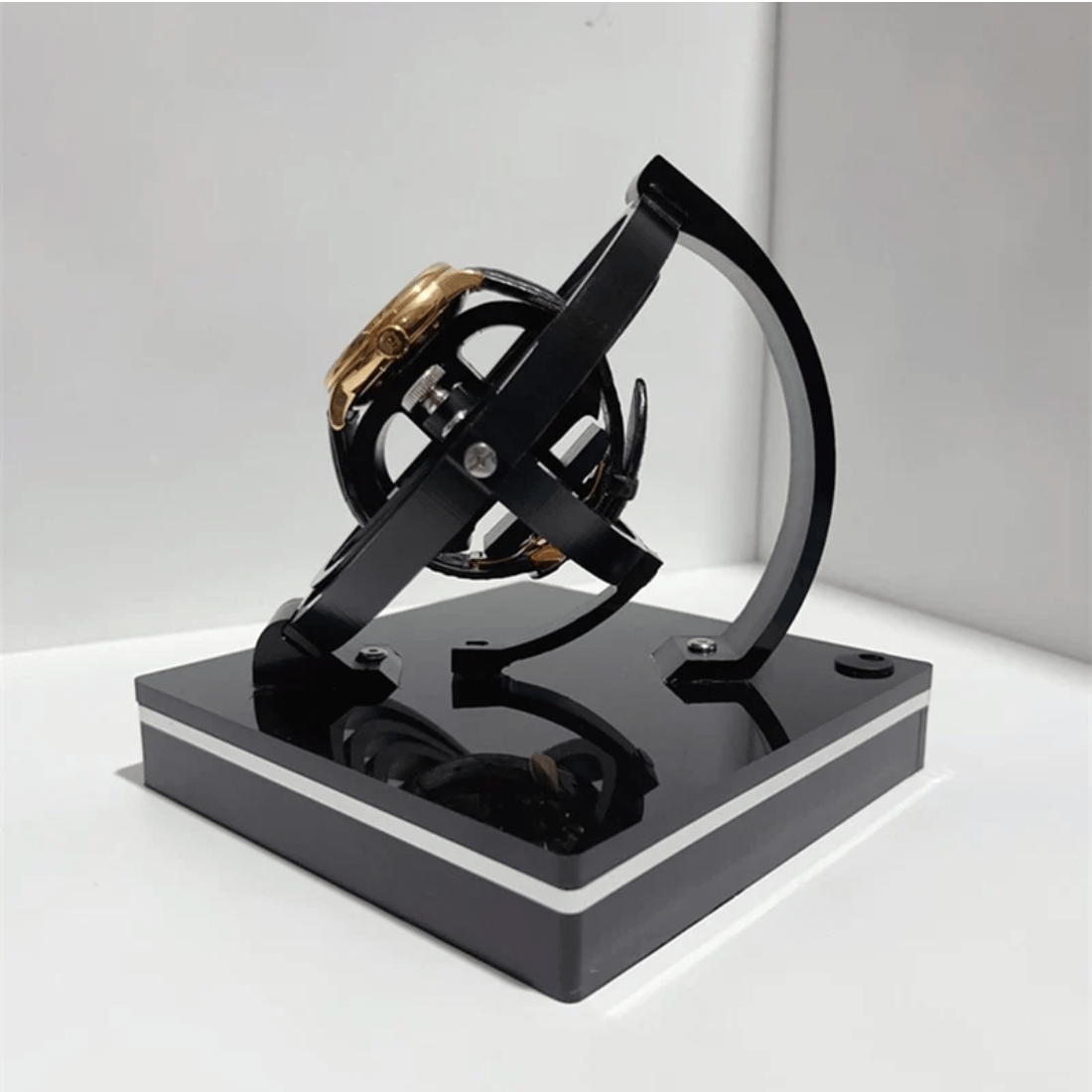 Boîte à montre automatique, vitrine avec montre installée