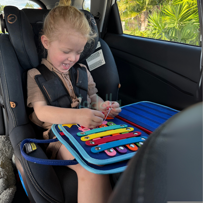 Planche d'activités Montessori utilisée en voiture
