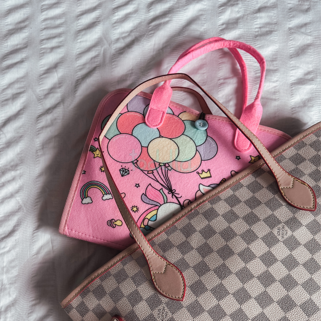 Planche d'activités Montessori pliée dans un sac à langer