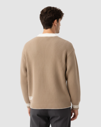 Pull oversize homme en maille noire, détail du col côtelé