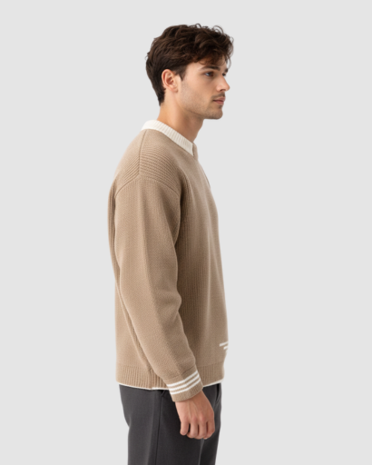Pull oversize homme en maille noire, vue portée