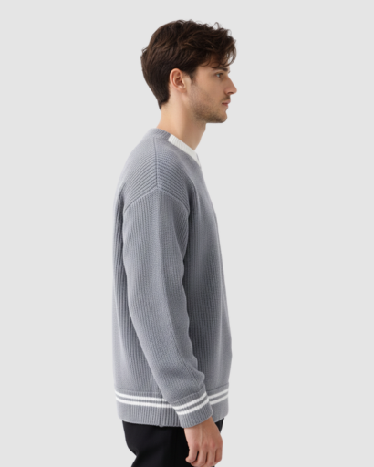 Pull oversize homme en maille beige, vue portée