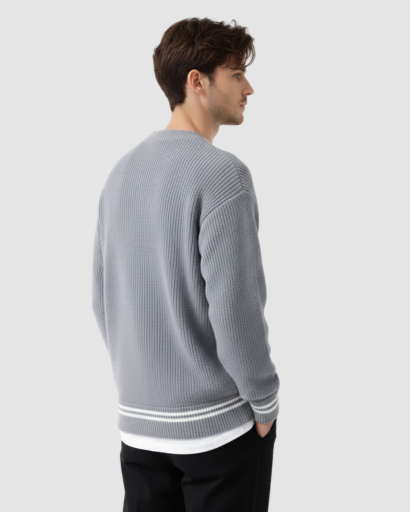 Pull oversize homme en maille beige, détail des poignets côtelés