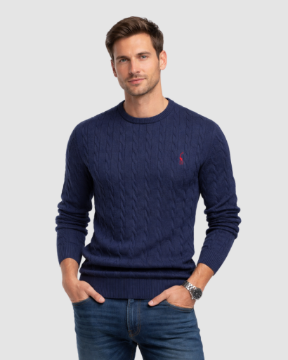 Pull homme en maille torsadée col rond porté en automne