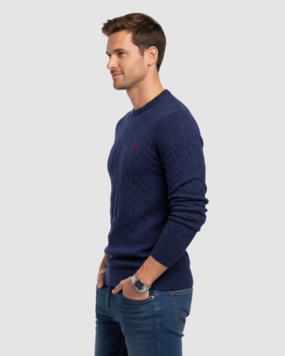 Pull homme en maille torsadée col rond porté en automne