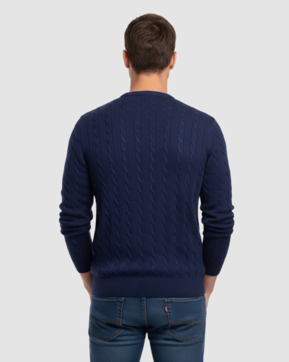 Pull homme en maille torsadée col rond porté en automne