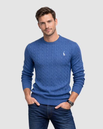 Pull homme en maille torsadée col rond porté en automne