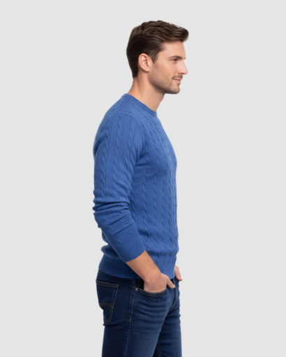 Pull homme en maille torsadée col rond porté en automne