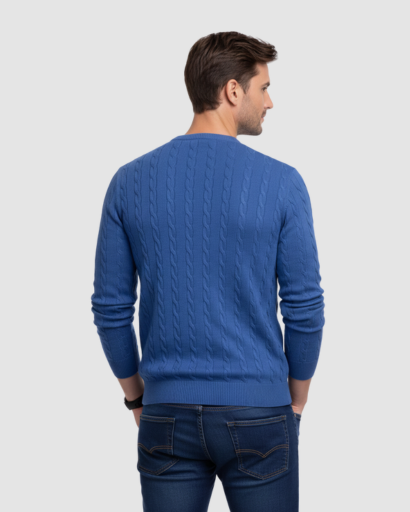 Pull homme en maille torsadée col rond porté en automne