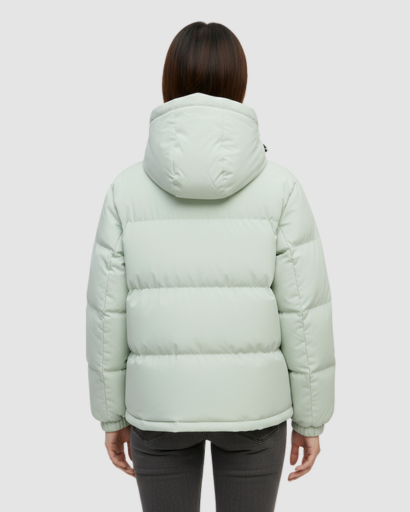 Manteau d'hiver femme rembourré porté en extérieur